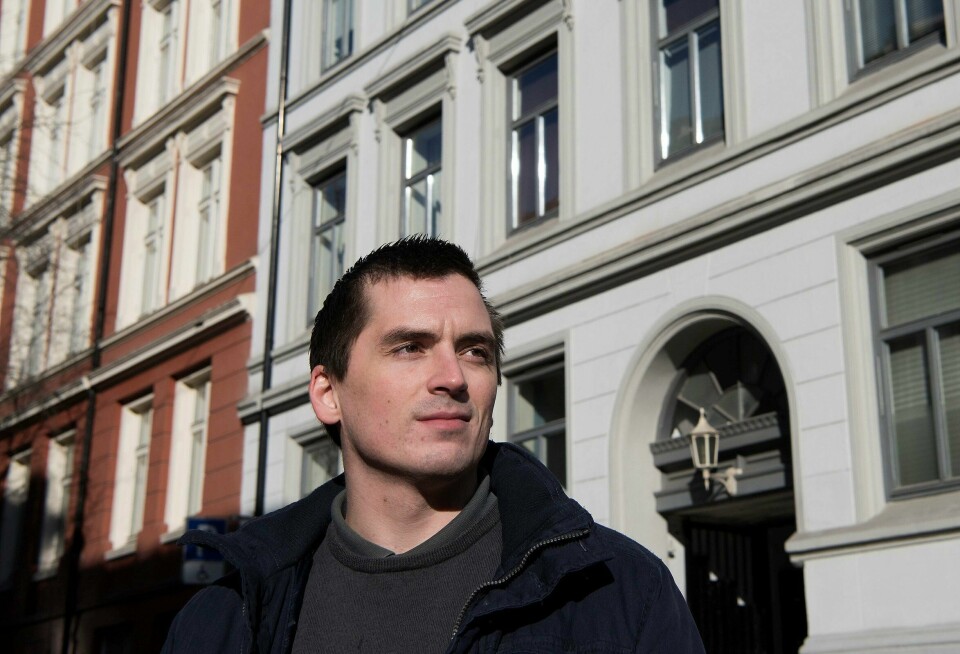 Uføre Einar Ask bor på St. Hanshaugen i Oslo med nærmere 9.000 kroner i husleie. Nå mister han bostøtten. Det betyr at han må klare seg på like lite i måneden som sosialhjelpsmottakere.