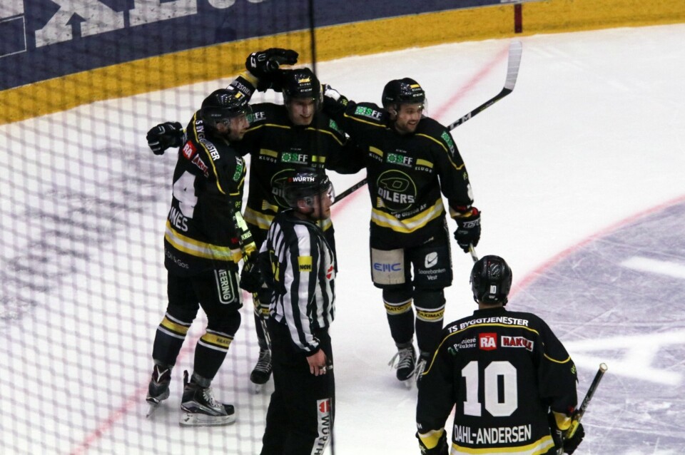 Henrik Medhus (midten) jubler sammen med rekkekamerat Scott Macauley (t.h) og Tim Kunes etter 3-2 målet Medhus scoret 40 sekunder etter Stjernens utligningsmål. Foto: Pål Karstensen Henrik Medhus (midten) jubler sammen med rekkekamerat Scott Macauley (t.h) og Tim Kunes etter 3-2 målet Medhus scoret 40 sekunder etter Stjernens utligningsmål. Foto: Pål Karstensen