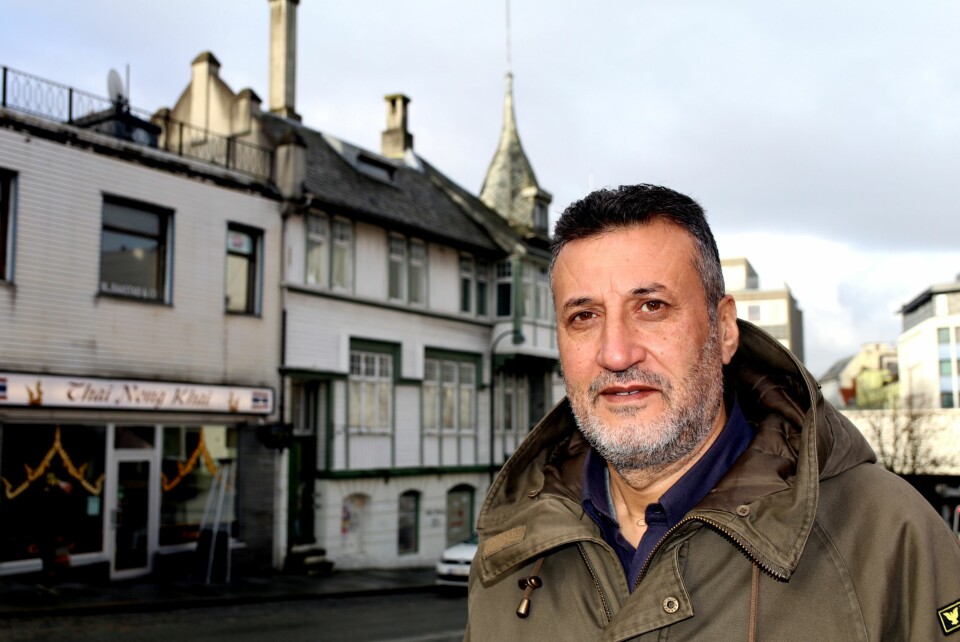 Daoud Alyoussef (49) fra Syria er overlykkelig etter at han etter nesten 2,5 år fikk positivt svar på sin asylsøknad. Nå håper han å bli gjenforent med sin kone. Foto: Arne Birkemo Daoud Alyoussef (49) fra Syria er overlykkelig etter at han etter nesten 2,5 år fikk positivt svar på sin asylsøknad. Nå håper han å bli gjenforent med sin kone. Foto: Arne Birkemo