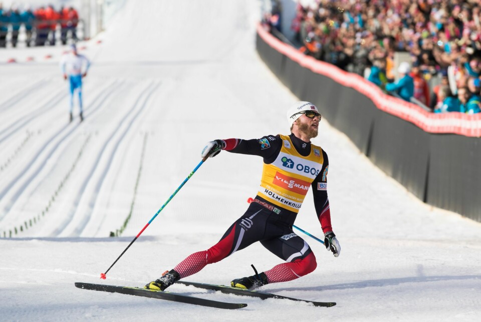 Martin Johnsrud Sundby kastet seg over mål etter at han har distansert Iivo Niskanen på de siste to kilometrene. Martin Johnsrud Sundby kastet seg over mål etter at han har distansert Iivo Niskanen på de siste to kilometrene.