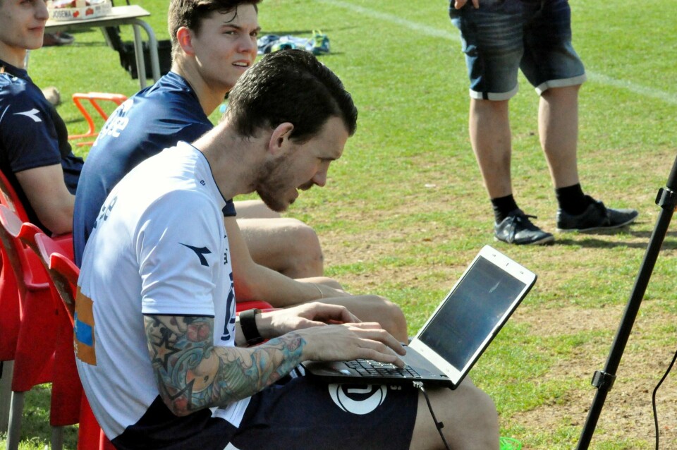 I solen i La Manga sitter fysisk trener Sean Culliane med øynene festet på sin laptop. Han har full kontroll over hva spillerne gjør og hvor mye de tåler. Slik kan han skreddersy et opplegg som gjør at spillerne klarer å presse så mye som Ian Burchnall ønsker. FOTO: ESPEN IVERSEN