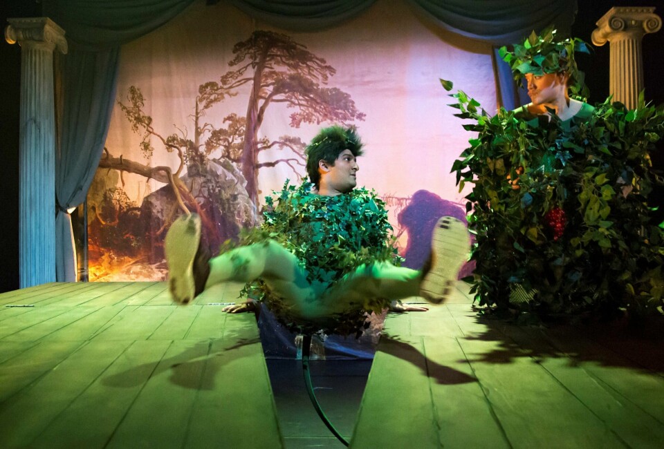 Puck (Nader Khademi t.v.) finner også kjærligheten (Henriellet Faye-Schjøll) i En midtsommernattsdrøm med Fjerdeklasses produksjoner.FOTO: JENNA SPITZ