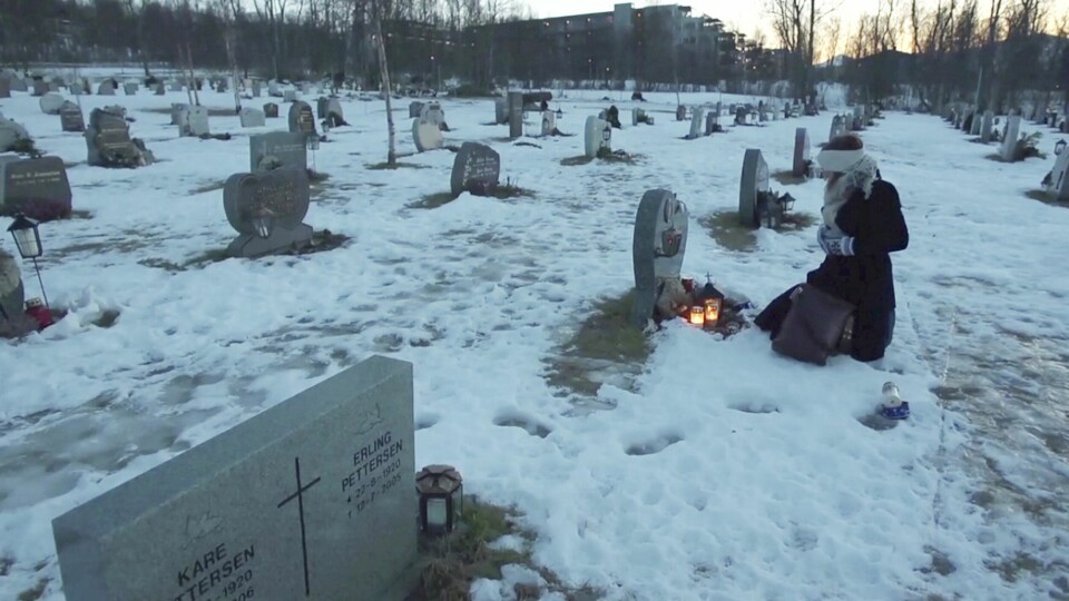 – Det var vanskelig å godta et «vi vet ikke», sier filmskaper Anniken Hoel om søsterens død. I over ti år har hun arbeidet med filmen som nøster opp det hun tror forårsaket en 34-årings uforklarlige dødsfall. – Det var vanskelig å godta et «vi vet ikke», sier filmskaper Anniken Hoel om søsterens død. I over ti år har hun arbeidet med filmen som nøster opp det hun tror forårsaket en 34-årings uforklarlige dødsfall.