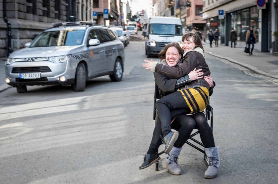 KOS I GATA: Byråd for byutvikling, Hanna E. Marcussen og byråd for kultur, idrett og frivillighet Rina Mariann Hansen (på fanget) demonstrerer hvordan gater kan brukes til mye mer enn parkering. KOS I GATA: Byråd for byutvikling, Hanna E. Marcussen og byråd for kultur, idrett og frivillighet Rina Mariann Hansen (på fanget) demonstrerer hvordan gater kan brukes til mye mer enn parkering.