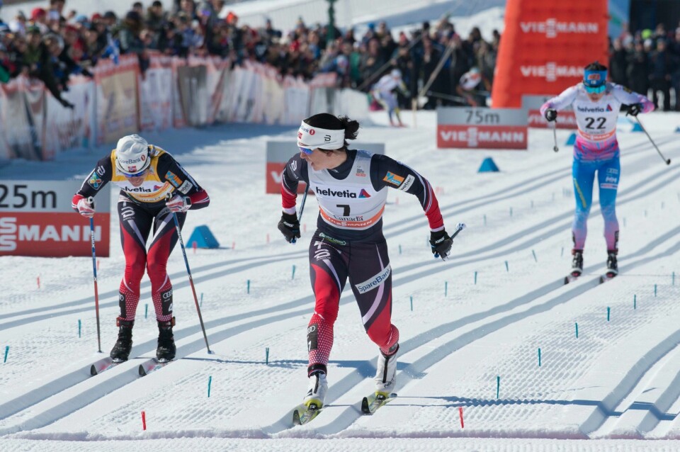 Marut Bjørgen har kontroll på verdenscupvinner Heidi Weng på oppløpet i Quebec lørdag.