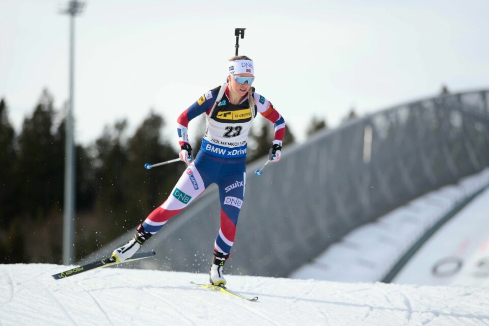Tiril Eckhoff på vei inn til skyting i Holmenkollen.