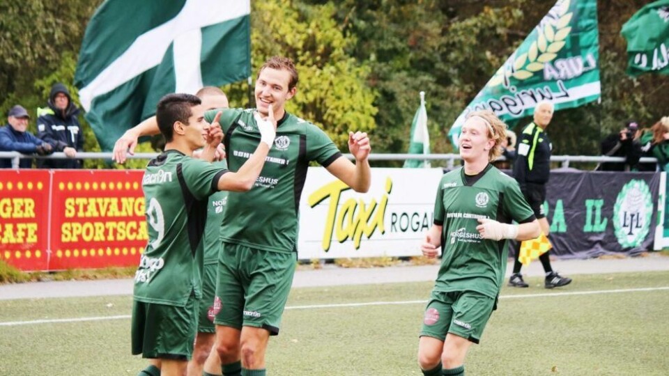 Jose Alejandro Valecillos, Eirik Indredavik og Stig Nedrebø feiret da plassen i Regionsligaen ble sikret i fjor, og de samme spillerne kunne til slutt feire avansement i cupen torsdag kveld. Foto: Pål Karstensen