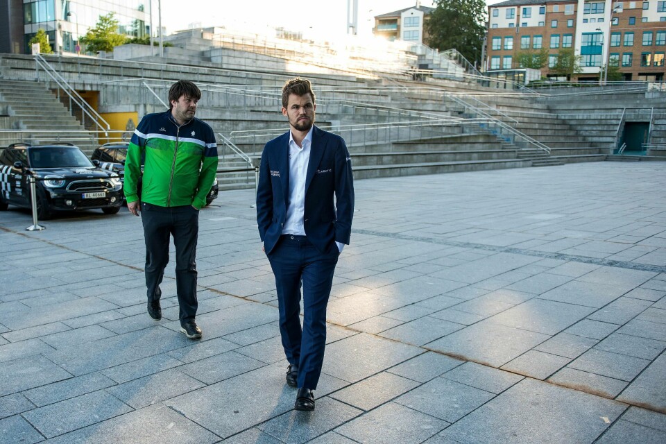 Trener Peter Heine Nielsen sammen med Magnus Carlsen under Stavanger konserthus før den 9. runden i Norway Chess i 2019.