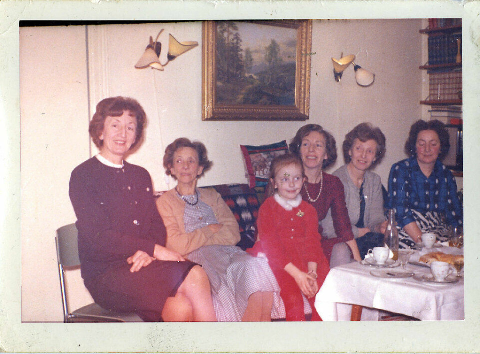 Julseselskap i Langgata: Fra venstre: tante Alfhild, mormor, meg, mamma, tante Ingeborg og tante Hildur. Julseselskap i Langgata: Fra venstre: tante Alfhild, mormor, meg, mamma, tante Ingeborg og tante Hildur.