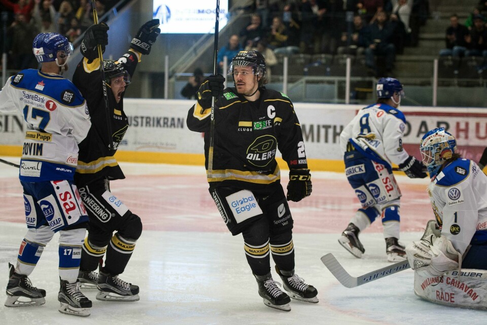 Oilers-kaptein Kristian Forsberg gikk foran med et prakteksempel for seriemesterne i kveldens kamp. Hans to mål på 25 sekunder i starten av midtperioden gjorde at Oilers fikk kontrollen og til slutt vant greit. Foto: Carina Johansen.