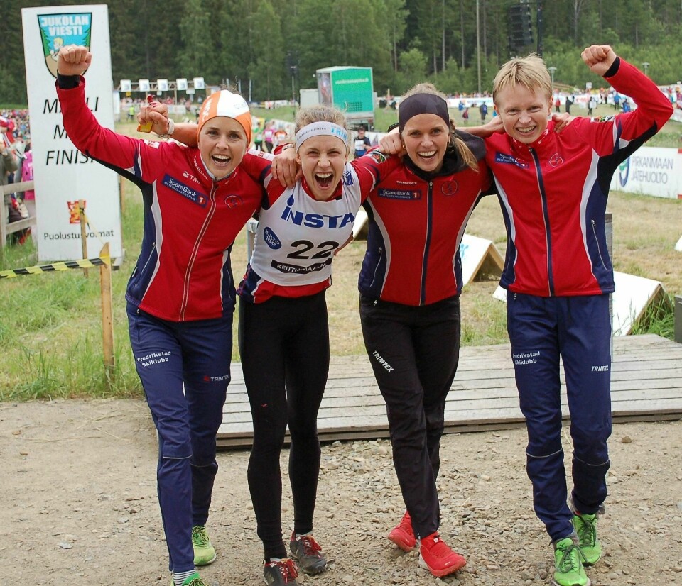 VINNERLAGET: Halvparten av Fredrikstad SKs vinnerlag under orienteringsløpet Venla/Jukola i Finland, henholdsvis Kamilla Olaussen (nr. 2 f.v.) og Marianne Andersen (t.h.) skal delta i orienterings-VM i Østfold i august. De får også med seg klubbkamerat Gaute Hallan Steiwer i den norske troppen.