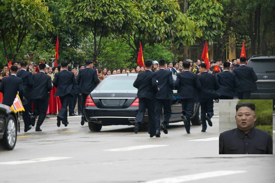 Kim Jong-un (innfelt) har livvakter som løper ved siden av bilen hans som et levende skjold. Foto (montasje): AP/NTB scanpix