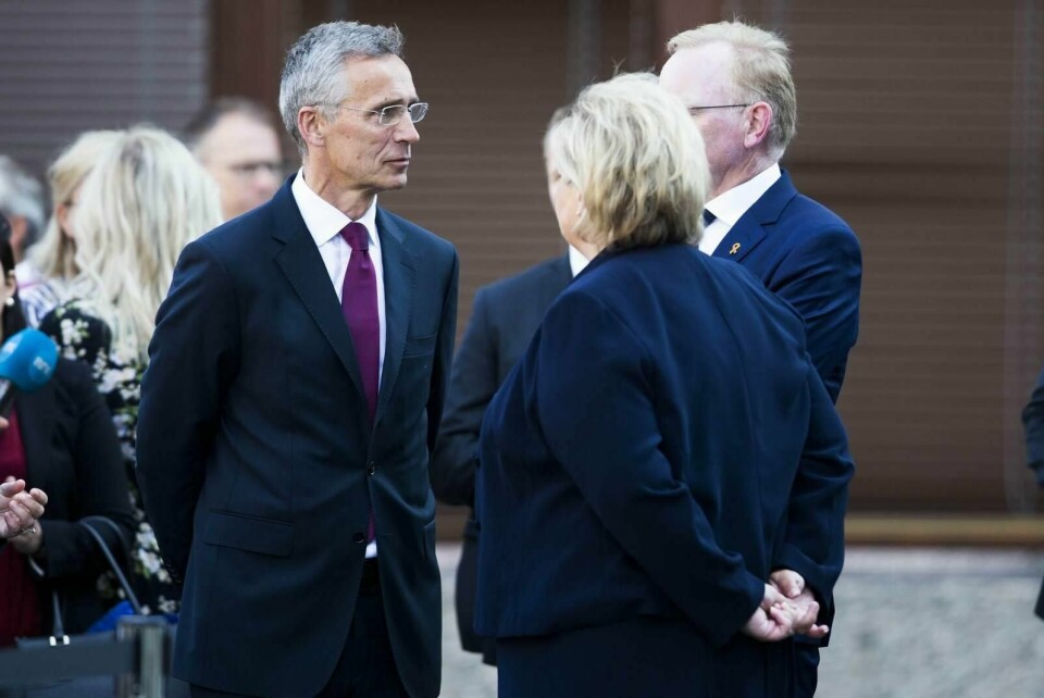 Natos generalsekretær Jens Stoltenberg deltok i minnehøytideligheten i Regjeringskvartalet sammen med Erna Solberg og Sindre Finnes, statsministerens ektemann. Foto: Trond Reidar Teigen, NTB Scanpix