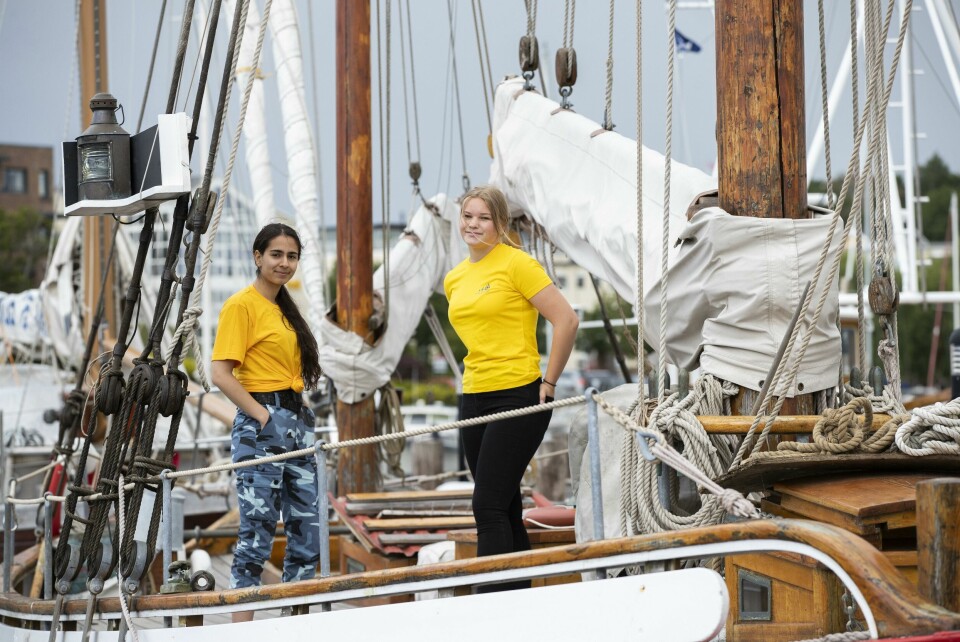 SKIP O'HOI: Liv Nora Frorud (17) (t.h.) og Denise Saniei (18) setter snart kurs mot Aalborg for å delta i verdens største kappseilas. SKIP O'HOI: Liv Nora Frorud (17) (t.h.) og Denise Saniei (18) setter snart kurs mot Aalborg for å delta i verdens største kappseilas.Foto: Berit Roald / NTB scanpix FOTO: Berit Roald /