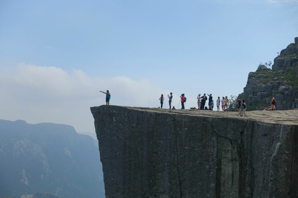 Rekordmange må hentes ned fra Preikestolen.