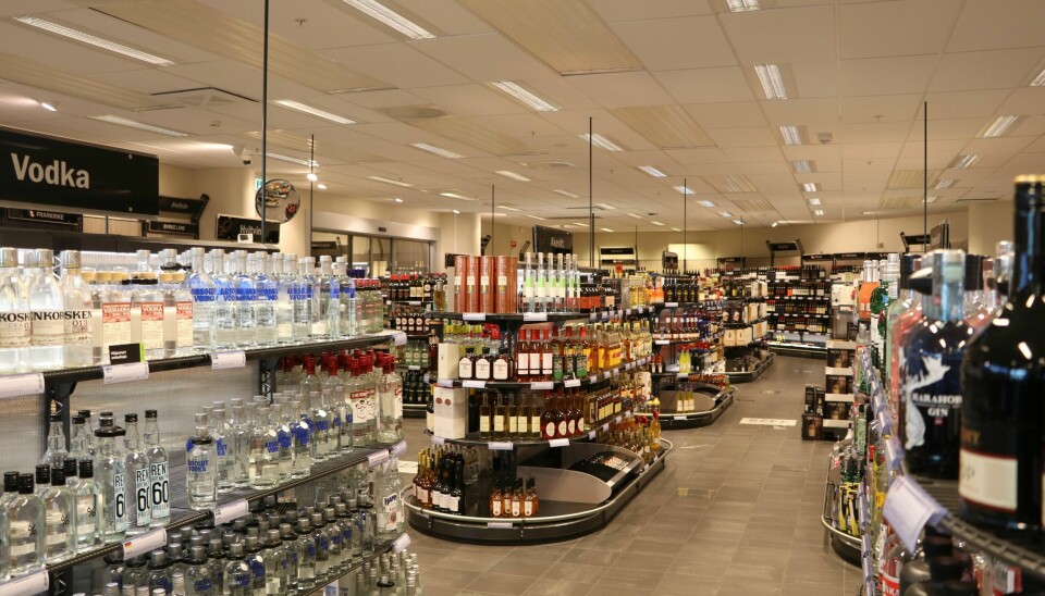 Salget på vinmonopolet har gått ned i år, og grunnen til dette er blant annet dårlig sommervær.