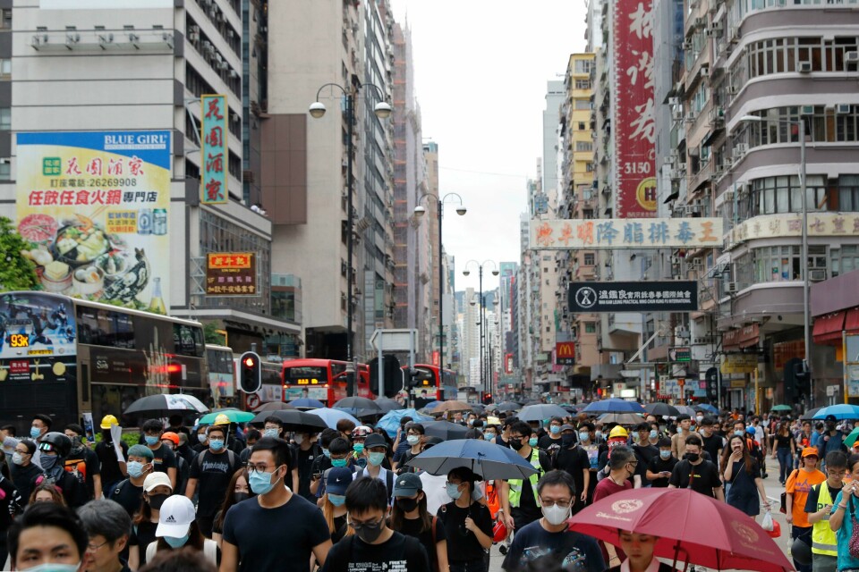 Demonstranter marsjerer gjennom forretningsområdet Mong Kok i Hongkong lørdag. Protesters march through the Mong Kok neighborhood during a demonstration in Hong Kong, Saturday, Aug. 3, 2019. Hong Kong protesters ignored police warnings and streamed past the designated end point for a rally Saturday in the latest of a series of demonstrations targeting the government of the semi-autonomous Chinese territory. (AP Photo/Vincent Thian)
