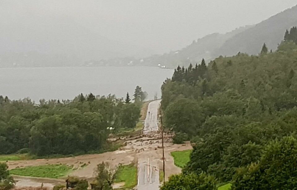 Jølster 20190730.Store nedbørsmengder førte til jordras flere steder på E39 mellom Skei til Moskog i Jølster tirsdag kveld.Foto: Sølvi Kobbeltvedt / NTB scanpix Jølster 20190730.Store nedbørsmengder førte til jordras flere steder på E39 mellom Skei til Moskog i Jølster tirsdag kveld.Foto: Sølvi Kobbeltvedt / NTB scanpix