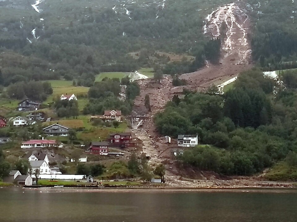 Evakueringsarbeidet er krevende, opplyser alarmsentralen i Sogn og Fjordane. Flere hus i Vassenden sentrum var nær ved å bli truffet av jordras.