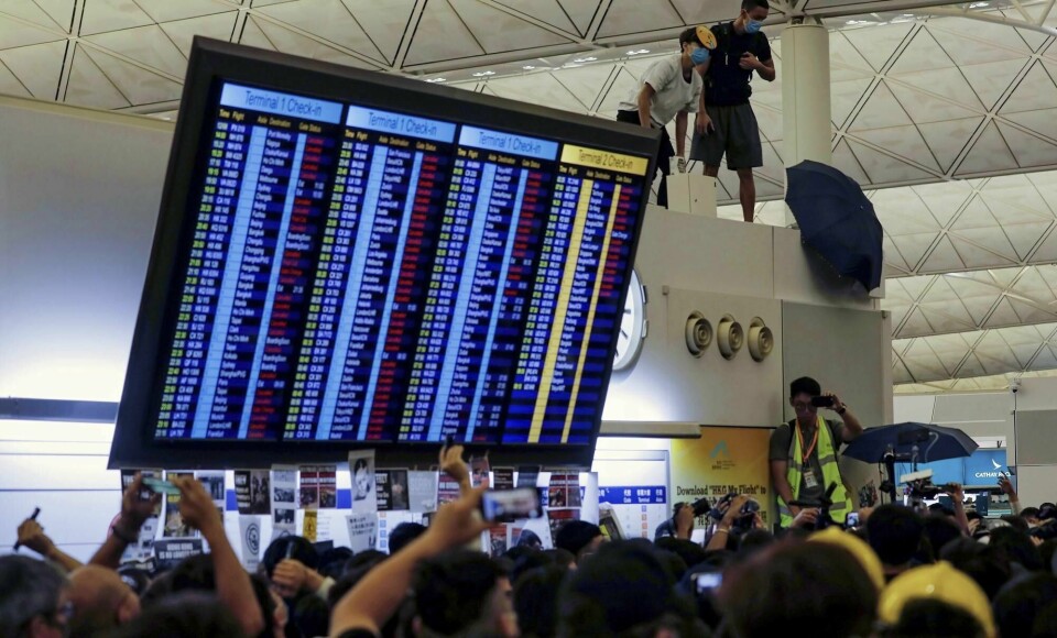 Flytrafikken ved Hongkongs internasjonale flyplass ble åpnet igjen onsdag morgen, lokal tid, etter at minst 300 flyavganger ble rammet av demonstrasjonene på flyplassen mandag og tirsdag.