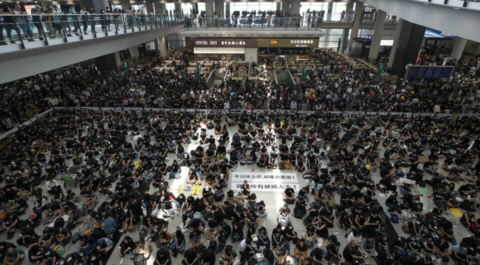 Sitt-ned-aksjonen på Hongkongs internasjonale flyplass har pågått gjennom helgen. Mandag strømmet enda flere demonstranter til.