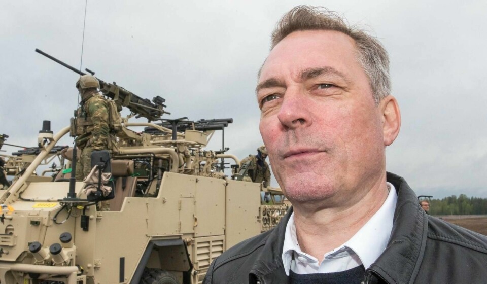Forsvarsminister Frank Bakke-Jensen under et besøk i Rena leir tidligere i år.