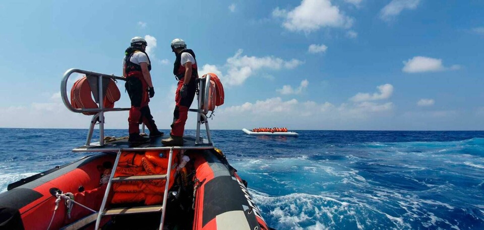 En gummibåt fra Ocean Viking på vei ut til en gummibåt med migranter og flyktninger i Middelhavet. Bildet ble tatt 13. august. Det befinner seg nå 356 mennesker om bord på redningsskipet.