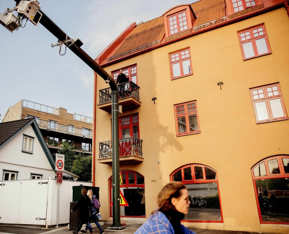 – Vi er i løpende dialog med Statens vegvesen, sier Arne B. Øystese, som fikk bomstasjonen rett foran balkongen sin i Sandakerveien på Torshov.