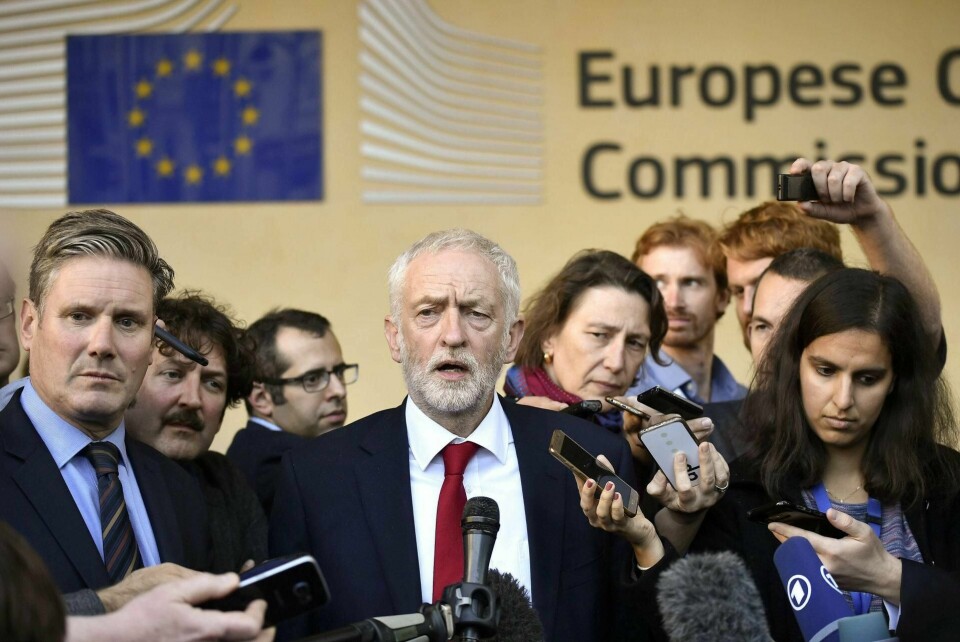 Labour-leder Jeremy Corbyn og partiets skyggebrexitminister Keir Starmer (t.v.) har dårlig tid på å finne en måte å stanse en «no deal»-brexit på. I går holdt de møter med andre i opposisjonen. Bildet er fra et Brussel-besøk i fjor.