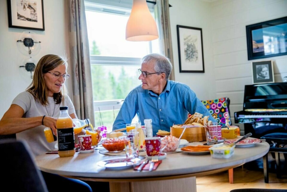 Ap-leder Jonas Gahr Støre fikk servert lunsj av ordførerkandidat Mette Varem i Hemnes kommune.