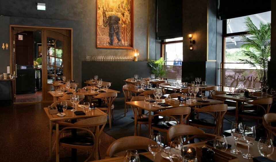 Grand Café burde vært en hektisk møteplass til lunsj, det burde vært et sosialt veikryss i byen, men stedet er faretruende stille. Oppturen er at man faktisk kan høre hva bordfølget sier.