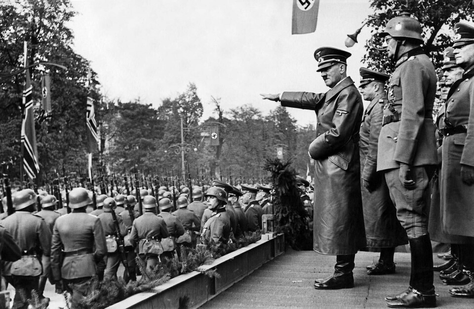 Adolf Hitler hyller sine stormtropper i Warszawa 5. oktober 1939 etter første etappe i blitskrigen. Den østlige delen av landet var tatt av kommunistene. FOTO: AP/NTB SCANPIX