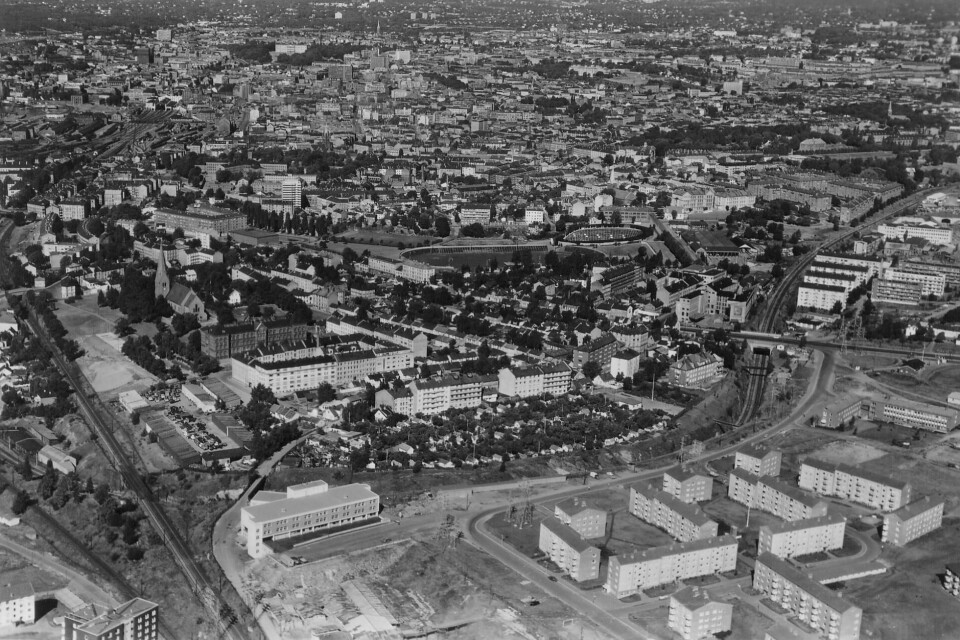 Etter sammenslåinga med Aker i 1948 ble Etterstad kolonihage omkransa av blokkbebyggelse. I nyere tid er også deler av Gjøvikbanens trasé blitt overbygd til fordel for blokker. Her er hagen med omgivelser fotografert i 1961. Hovedbanen til venstre, Gjøvikbanen mellom kolonihagen og blokkbebyggelsen i forkant. Etter sammenslåinga med Aker i 1948 ble Etterstad kolonihage omkransa av blokkbebyggelse. I nyere tid er også deler av Gjøvikbanens trasé blitt overbygd til fordel for blokker. Her er hagen med omgivelser fotografert i 1961. Hovedbanen til venstre, Gjøvikbanen mellom kolonihagen og blokkbebyggelsen i forkant.