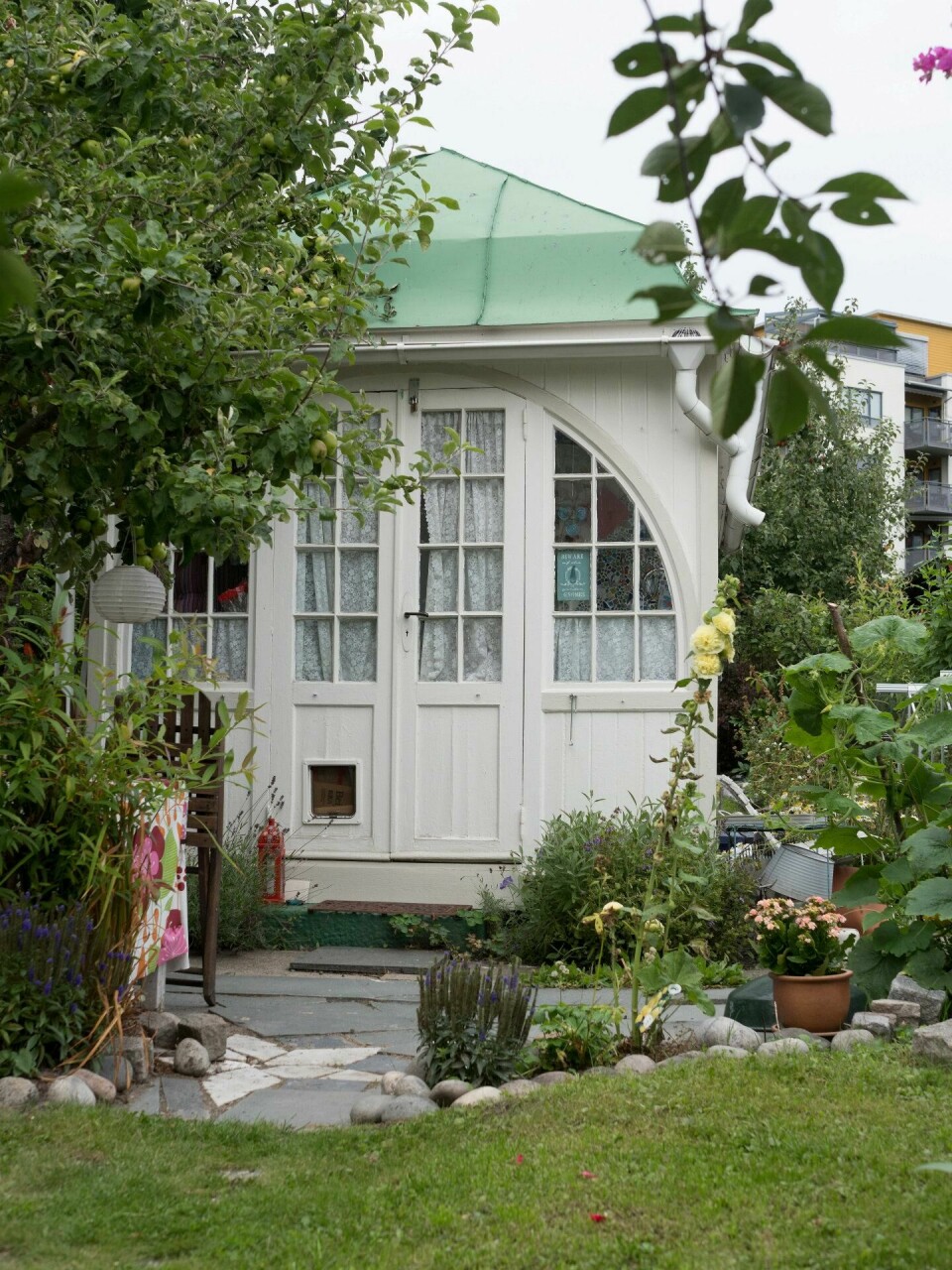 Ei av hyttene i Etterstad kolonihage kalles Narvesenhytta. Tradisjonen vil ha det til at hytta er en gammel Narvesenkiosk som sto på jubileumsutstillinga på Frogner i 1914 og ble lodda ut som kolonihytte etterpå. FOTO: ANNE C. ERIKSEN Ei av hyttene i Etterstad kolonihage kalles Narvesenhytta. Tradisjonen vil ha det til at hytta er en gammel Narvesenkiosk som sto på jubileumsutstillinga på Frogner i 1914 og ble lodda ut som kolonihytte etterpå. FOTO: ANNE C. ERIKSEN