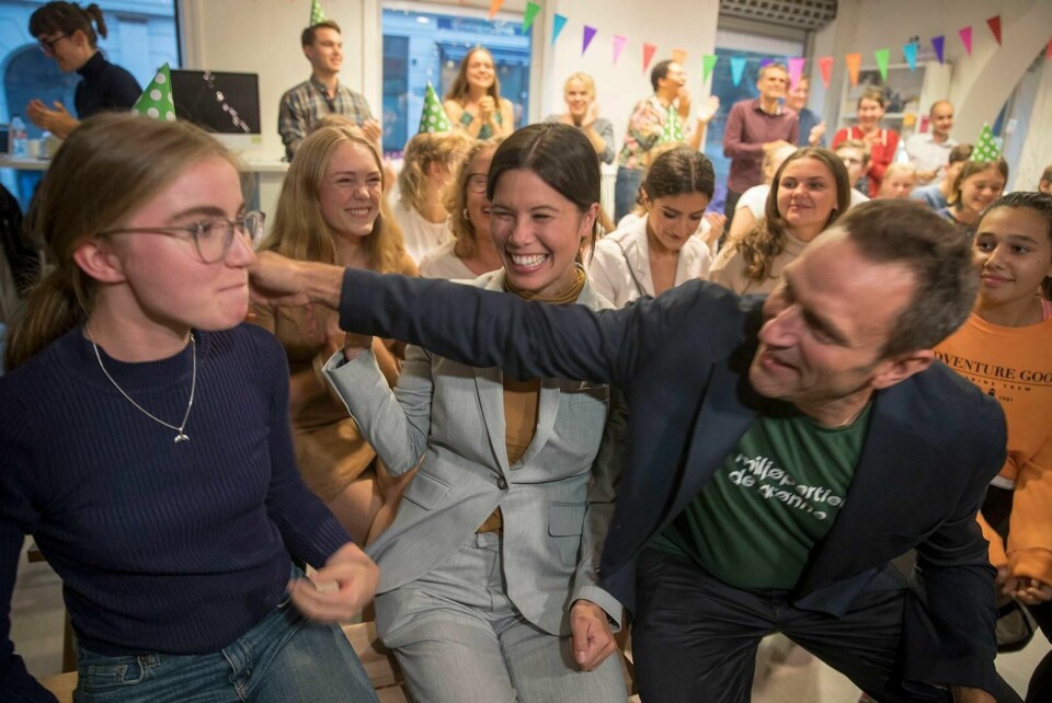 JUBEL: Nasjonal talsperson for Grønn Ungdom (t.v.) gratuleres av Lan Marie Nguyen Berg (midten) og Arild Hermstad fra moderpartiet etter at MDG fikk 10,8 prosent i skolevalget onsdag. FOTO: TERJE PEDERSEN/NTB SCANPIX