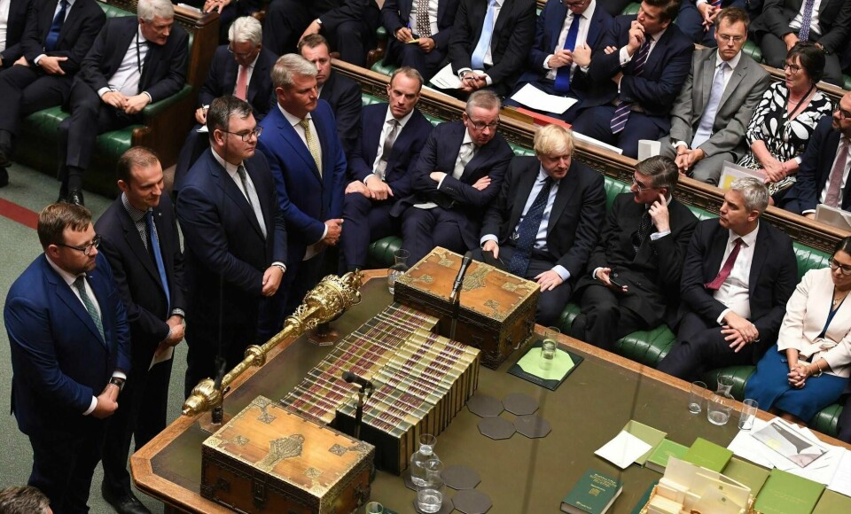 21 toryer som gikk mot regjeringen i tirsdagens debatt blir kastet ut av parlamentsgruppen og i praksis av partiet. Sent tirsdag kveld ble det klart at statsminister Boris Johnson hadde gått på et sviende nederlag.