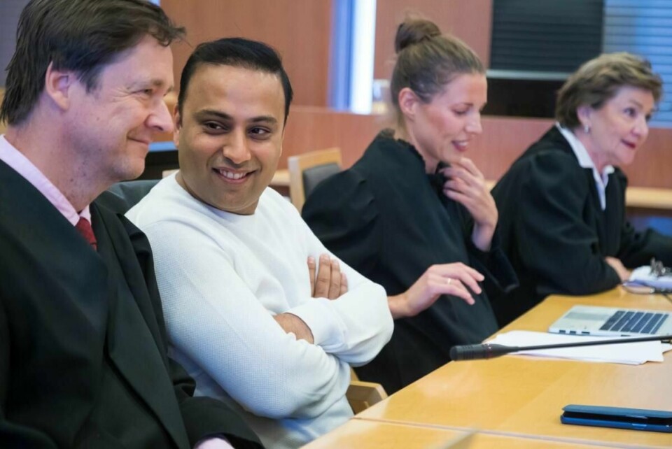 Hovedtiltalte i Lime-saken, Sajjad Hussain, anket dommen på ni års fengsel. Til venstre for ham i Oslo tingrett sitter hans forsvarer John Christian Elden. Tirsdag starter ankebehandlingen i Borgarting lagmannsrett. Foto: Heiko Junge / NTB scanpix