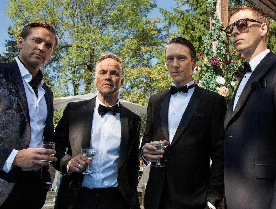 Gutta boys: Finansgutta i «Exit» i full party-mundur: eksklusive smokinger og solbriller. Foto: Ingeborg Klyve, NRK Gutta boys: Finansgutta i «Exit» i full party-mundur: eksklusive smokinger og solbriller. Foto: Ingeborg Klyve, NRK