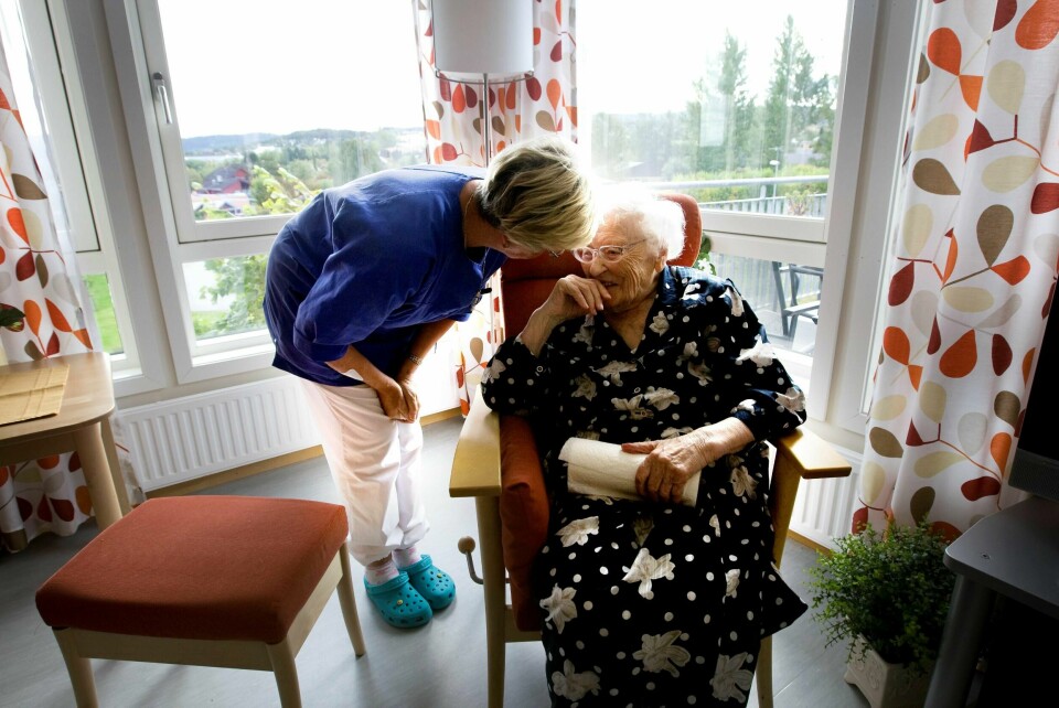 TRONDHEIM 20080910:
Eldre kvinne på velferdsenter. Får omsorg fra en av de ansatte. Sykepleier. Hjelpepleier. Samtale. Alderdom. Å bli gammel.
Foto: Gorm Kallestad / SCANPIX
NB! Modellklarert