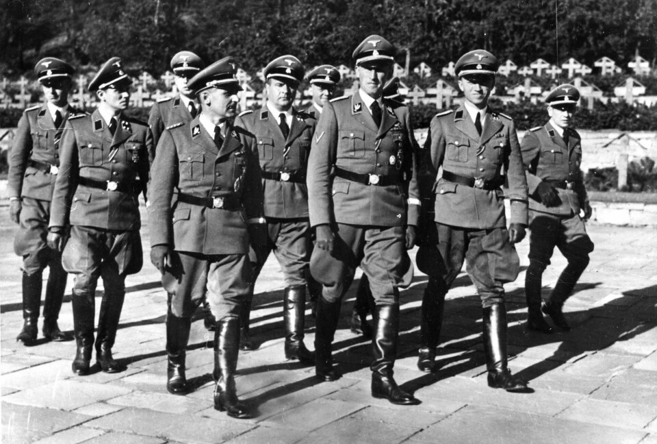 1941: Hitlers yndling SS Gruppenführer Reinhard Heydrich (midt i første rekke) er på besøk i Norge. «Nå kommer ikke nazistene seilende opp Oslofjorden, de kommer surfende på nettet og kan ikke møtes med kuler og krutt», skriver vår mann. FOTO: NTB SCANPIX