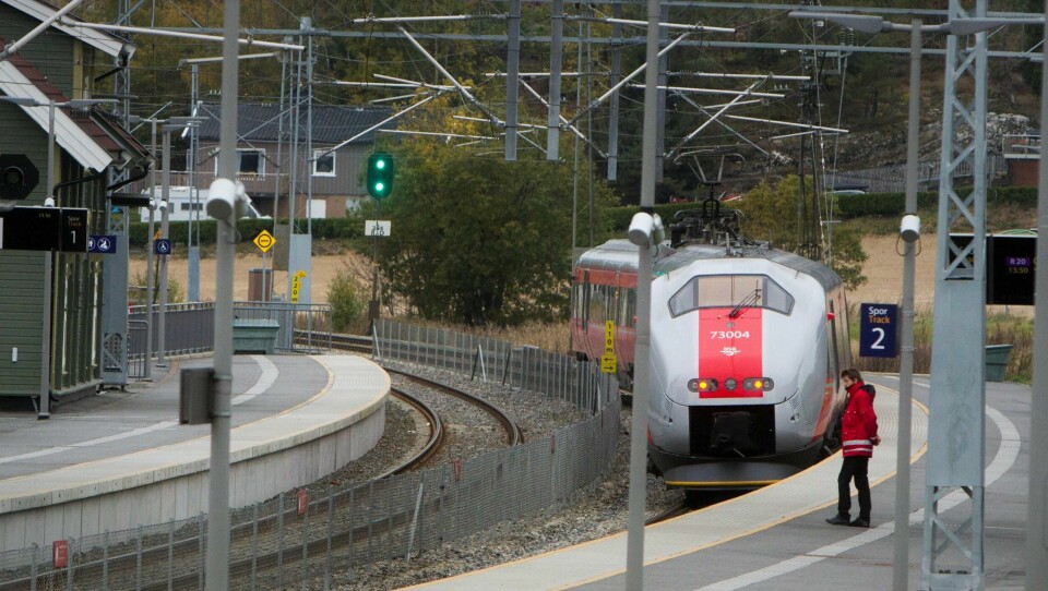 GAMLE TOG: Lokaltogene i Oslo-området er 30–40 år gamle og må byttes ut før et nytt signalsystem kommer på plass. De nye togene vil trolig få færre sitteplasser, slik at det blir plass for at flere kan stå.