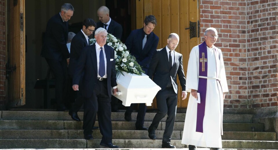 Ole Einar Bjørndalen, Lars Berger og Roger Grubben var blant dem som bar Halvard Hanevolds kiste ut fra Asker kirke. Oslo 20190920. Ole Einar Bjørndalen, Lars Berger og Roger Grubben var blant de som som bar kisten ut fra Asker kirke etter bisettelsen av Halvar HanevoldFoto: Terje Bendiksby / NTB scanpix