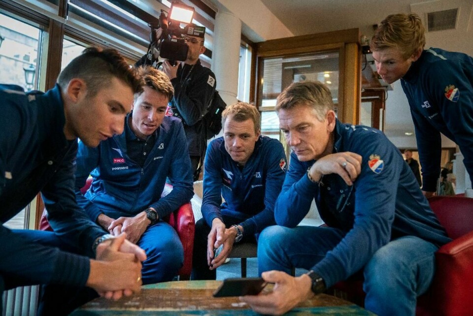 Sven Erik Bystrøm, Vegard Stake Laengen, Edvald Boasson Hagen, landslagstrener Stig Kristiansen og Carl Fredrik Hagen ser på løypeprofilen før søndagens fellesstart for menn i VM på sykkel.