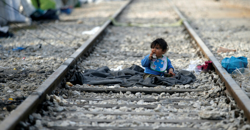 Fortsatt befinner mange flyktninger og migranter seg på grensen til Makedonia. Her et lite barn på togskinnene i Idomeni i Hellas. FOTO: NTB SCANPIX Fortsatt befinner mange flyktninger og migranter seg på grensen til Makedonia. Her et lite barn på togskinnene i Idomeni i Hellas. FOTO: NTB SCANPIX