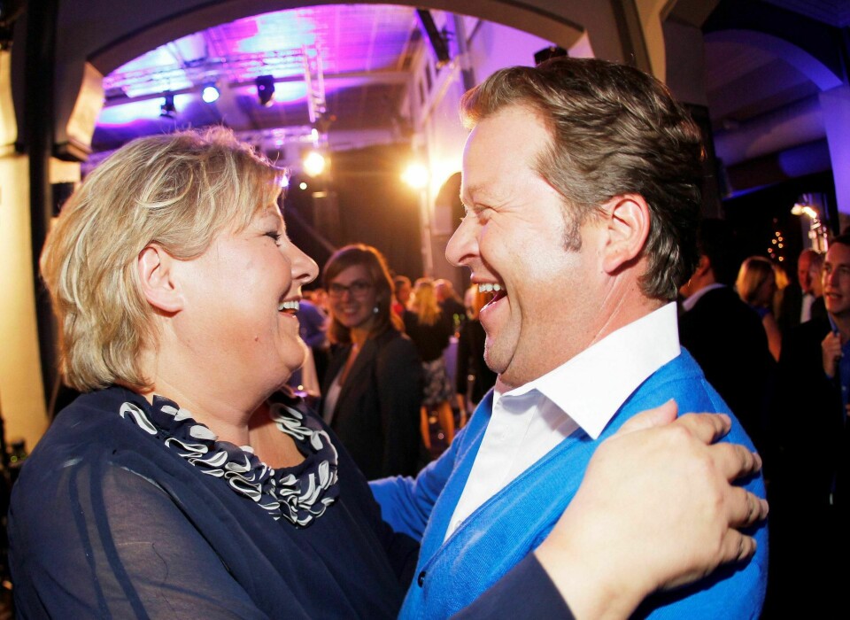 FOLKEKJÆR: Erna Solberg gratuleres av Arne Hjeltnes på Høyres valgvake i 2011. Ved stortingsvalget to år senere var han frontfigur for Høyres ulovlige Facebook-kampanje. FOTO: CORNELIUS POPPE/NTB SCANPIX