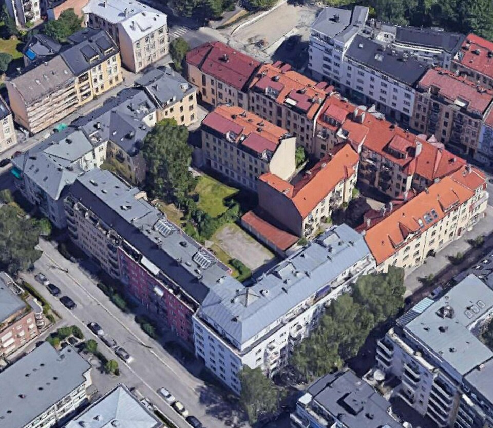 FORTETTING: I kvartalet Jacob Aalls gate/Neuberggata skaper planer om en utvidet boligblokk protester. Det er garasjene midt på bildet som ønskes fjernet og erstattet med en fire etasjer høy boligblokk. FOTO: GOOGLE MAPS