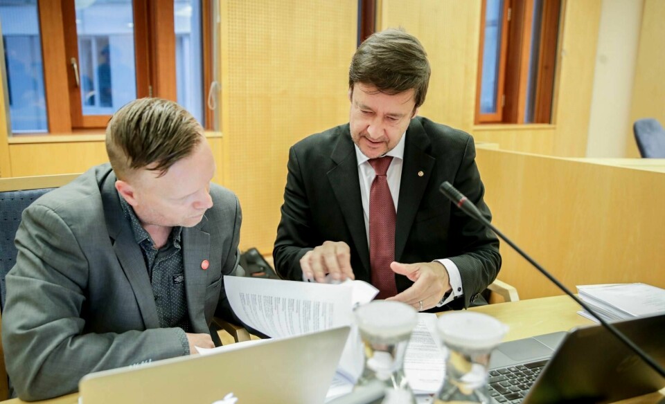 Styreleder Morten Malmin (til venstre) i Folkeaksjonen Nei til mer bompenger (FNB) sammen med advokat John Christian Elden i Oslo byfogdembete.