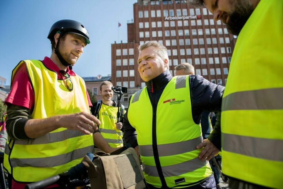 Leder i Fellesforbundet, Jørn Eggum (midten), kaller tallene Foodora hevder vil utgjøre ekstrakostnader ved å inngå en tariffavtale, for ren fantasi. Leder i Fellesforbundet, Jørn Eggum (midten), kaller tallene Foodora hevder vil utgjøre ekstrakostnader ved å inngå en tariffavtale, for ren fantasi.