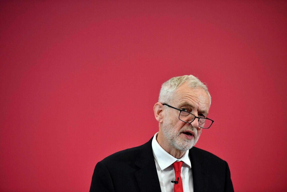 Labour-leder Jeremy Corbyn har landet på å gå inn for en ny folkeavstemning om han blir statsminister. Han ønsker at velgerne da skal velge mellom en myk Labour-brexit eller å bli i EU. Men han vil ikke si om han selv vil gå tydelig inn for å bli i EU, selv om flertallet av partimedlemmene er klart for dette.