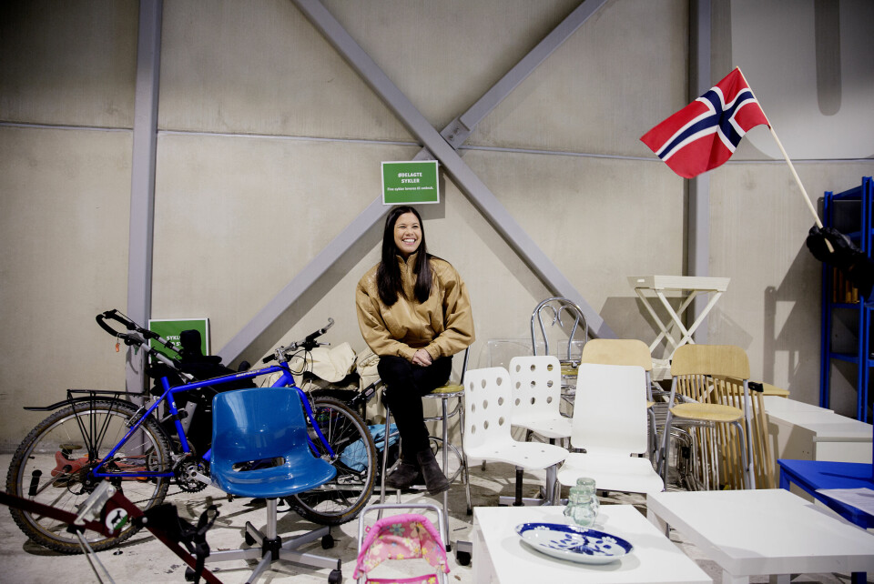 Smånips: I en krok på Smestad gjenbruksstasjon har folk satt fra seg smått og stort de ikke har bruk for. Disse tingene hentes av ideelle organisasjoner, og selges videre. Miljøbyråd Lan Berg (MDG) ønsker at nabolagene skal dele mer på ting de ikke bruker ofte, for å få forbruket og klimagassutslippene ned. Smånips: I en krok på Smestad gjenbruksstasjon har folk satt fra seg smått og stort de ikke har bruk for. Disse tingene hentes av ideelle organisasjoner, og selges videre. Miljøbyråd Lan Berg (MDG) ønsker at nabolagene skal dele mer på ting de ikke bruker ofte, for å få forbruket og klimagassutslippene ned.